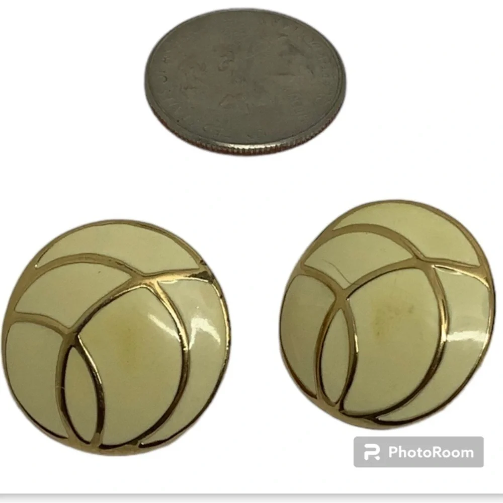 Vintage 1” Monet enamel gold tone clip earrings